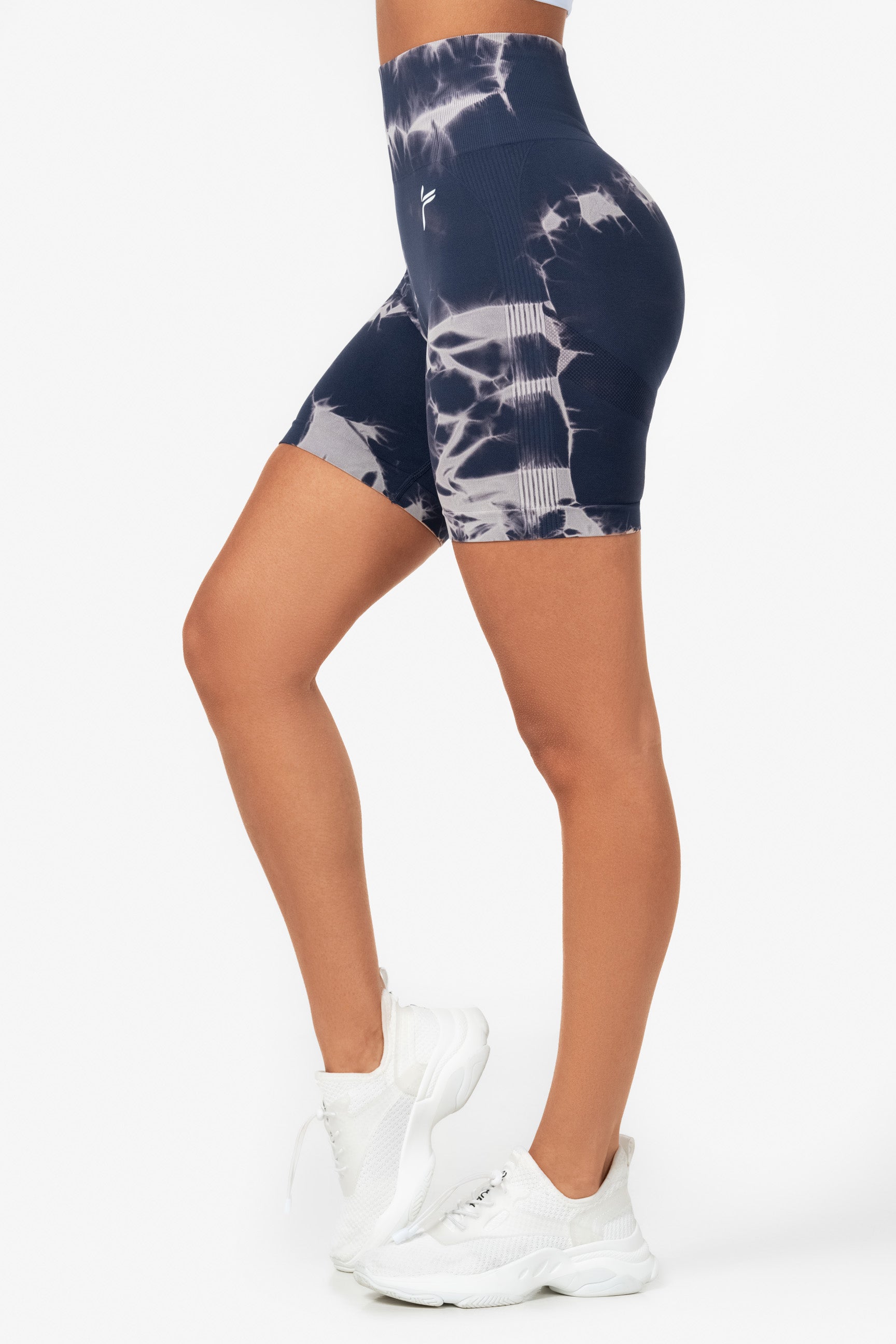 Shorts scrunch con motivo viola